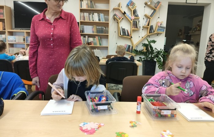 Warsztaty plastyczno – technicznych w Gminnej Bibliotece w Trzcianie - grupa Tygrysy