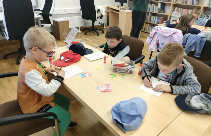 Warsztaty plastyczno – technicznych w Gminnej Bibliotece w Trzcianie - grupa Tygrysy