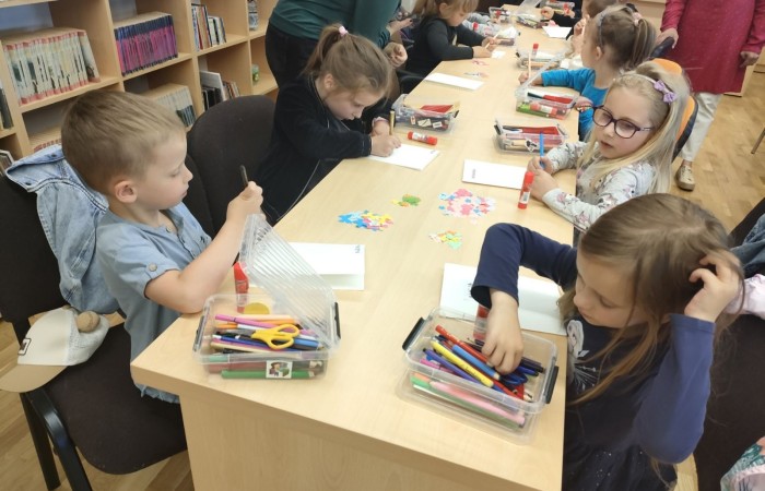 Warsztaty plastyczno – technicznych w Gminnej Bibliotece w Trzcianie - grupa Tygrysy