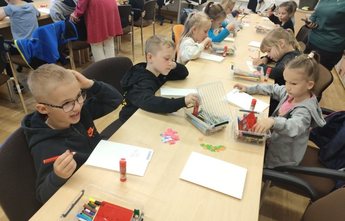 Warsztaty plastyczno – technicznych w Gminnej Bibliotece w Trzcianie - grupa Tygrysy
