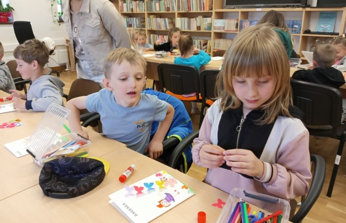 Warsztaty plastyczno – technicznych w Gminnej Bibliotece w Trzcianie - grupa Tygrysy