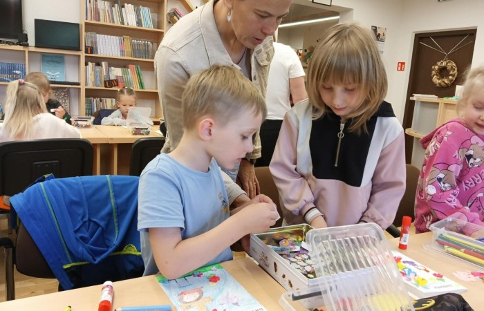Warsztaty plastyczno – technicznych w Gminnej Bibliotece w Trzcianie - grupa Tygrysy