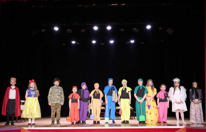 „Królewna Śnieżka i siedmiu krasnoludków” w wykonaniu grupy teatralnej Tespis