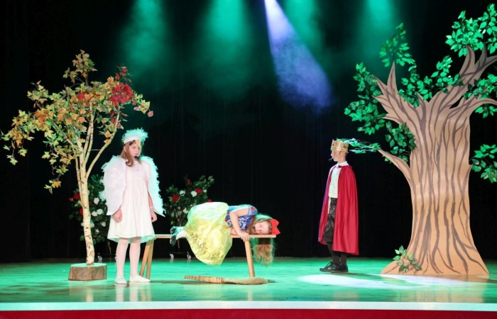 „Królewna Śnieżka i siedmiu krasnoludków” w wykonaniu grupy teatralnej Tespis
