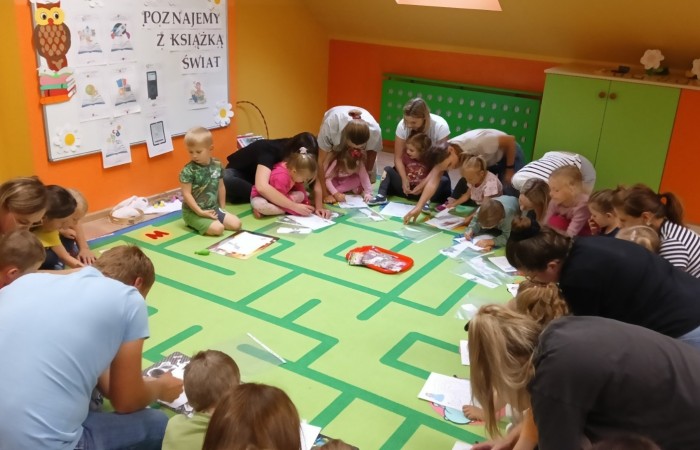 Zajęcia otwarte w Słoneczkach „Z książką poznajemy świat”