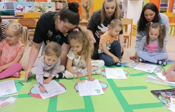 Zajęcia otwarte w Słoneczkach „Z książką poznajemy świat”
