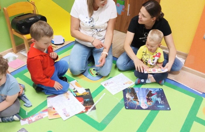 Zajęcia otwarte w Słoneczkach „Z książką poznajemy świat”