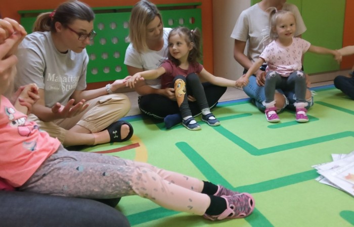 Zajęcia otwarte w Słoneczkach „Z książką poznajemy świat”