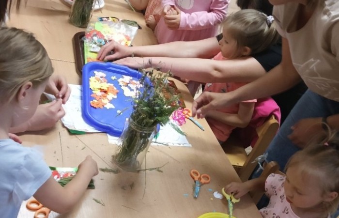Zajęcia otwarte w Słoneczkach „Z książką poznajemy świat”