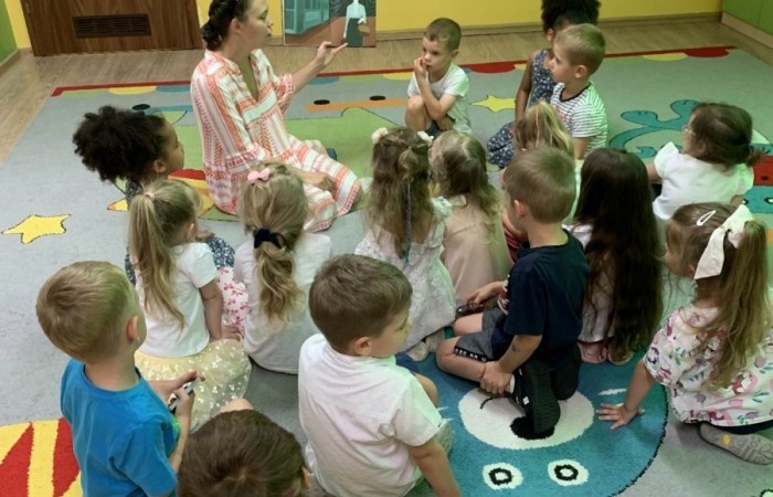 Rodzice Smerfów czytają bajki w ramach innowacji ,,Magiczna moc książek”