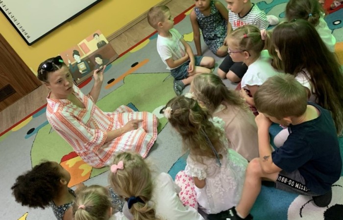 Rodzice Smerfów czytają bajki w ramach innowacji ,,Magiczna moc książek”