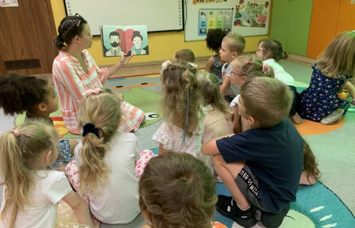 Rodzice Smerfów czytają bajki w ramach innowacji ,,Magiczna moc książek”