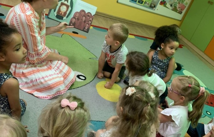 Rodzice Smerfów czytają bajki w ramach innowacji ,,Magiczna moc książek”