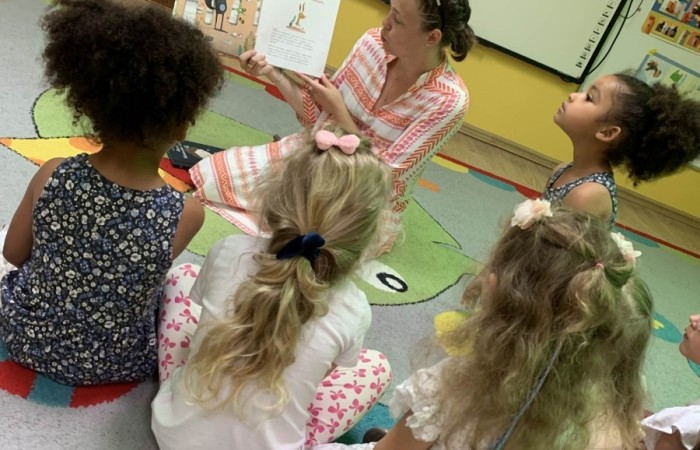 Rodzice Smerfów czytają bajki w ramach innowacji ,,Magiczna moc książek”