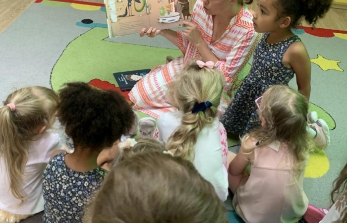 Rodzice Smerfów czytają bajki w ramach innowacji ,,Magiczna moc książek”