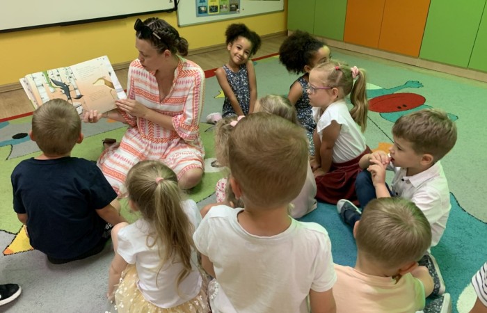 Rodzice Smerfów czytają bajki w ramach innowacji ,,Magiczna moc książek”