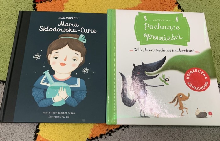 Rodzice Smerfów czytają bajki w ramach innowacji ,,Magiczna moc książek”