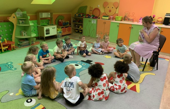 Rodzice Smerfów czytają bajki w ramach innowacji ,,Magiczna moc książek”