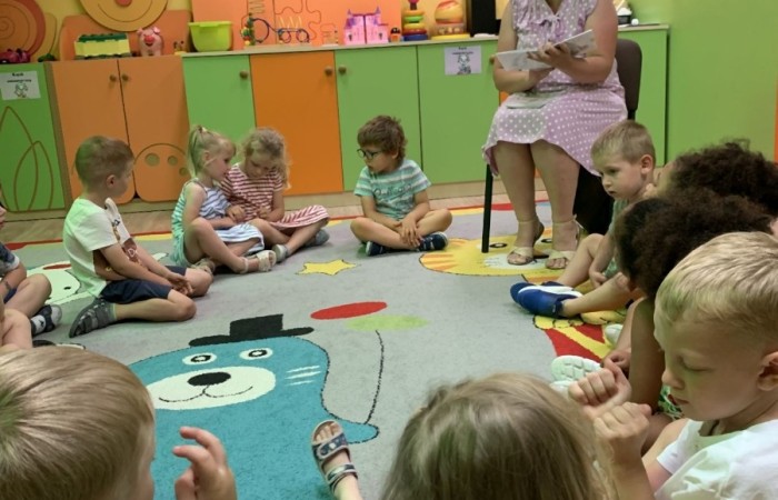 Rodzice Smerfów czytają bajki w ramach innowacji ,,Magiczna moc książek”