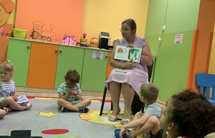 Rodzice Smerfów czytają bajki w ramach innowacji ,,Magiczna moc książek”