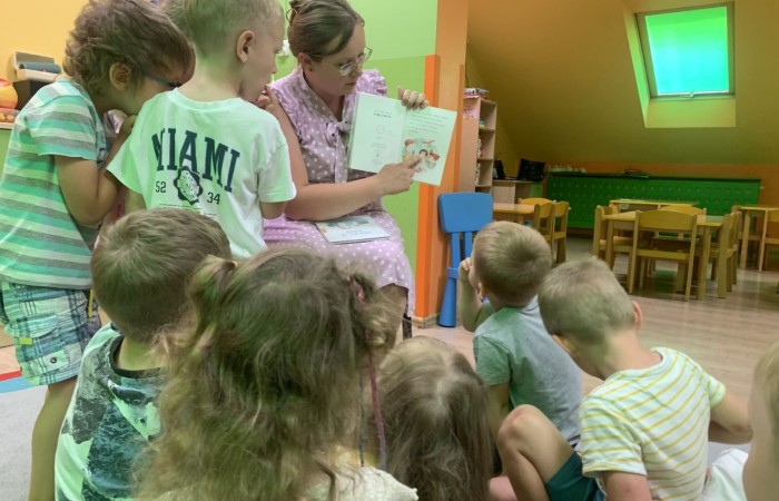 Rodzice Smerfów czytają bajki w ramach innowacji ,,Magiczna moc książek”