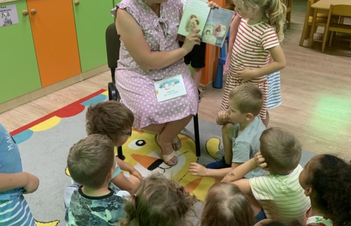 Rodzice Smerfów czytają bajki w ramach innowacji ,,Magiczna moc książek”