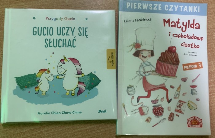 Rodzice Smerfów czytają bajki w ramach innowacji ,,Magiczna moc książek”