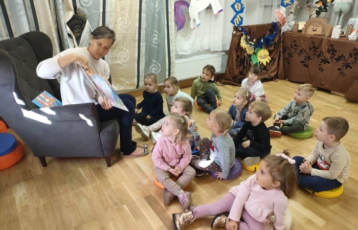 Słoneczka i Tygrysy z wizytą w Gminnego Bibliotece Publicznej