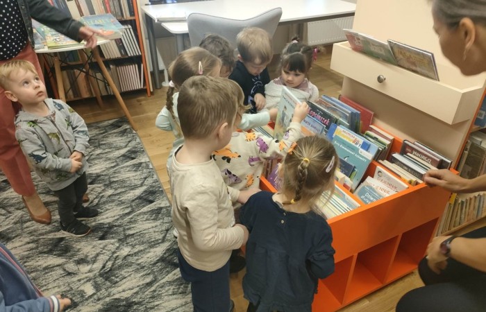 Słoneczka i Tygrysy z wizytą w Gminnego Bibliotece Publicznej