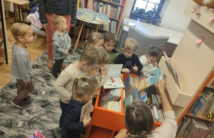 Słoneczka i Tygrysy z wizytą w Gminnego Bibliotece Publicznej