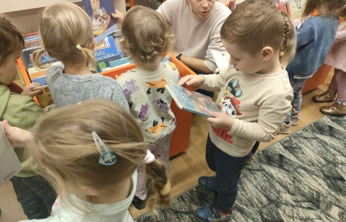 Słoneczka i Tygrysy z wizytą w Gminnego Bibliotece Publicznej