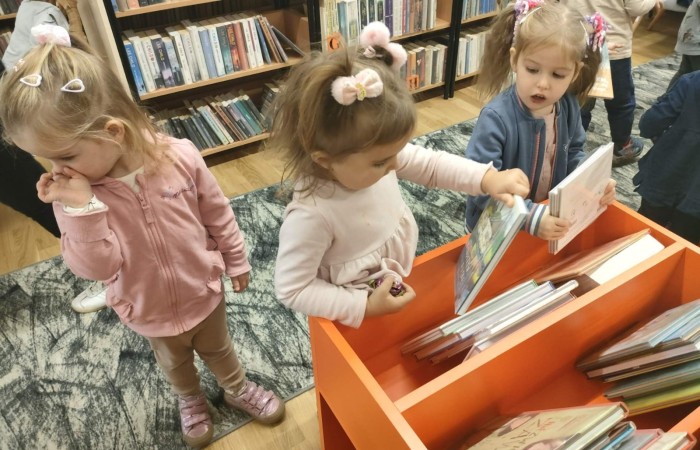 Słoneczka i Tygrysy z wizytą w Gminnego Bibliotece Publicznej