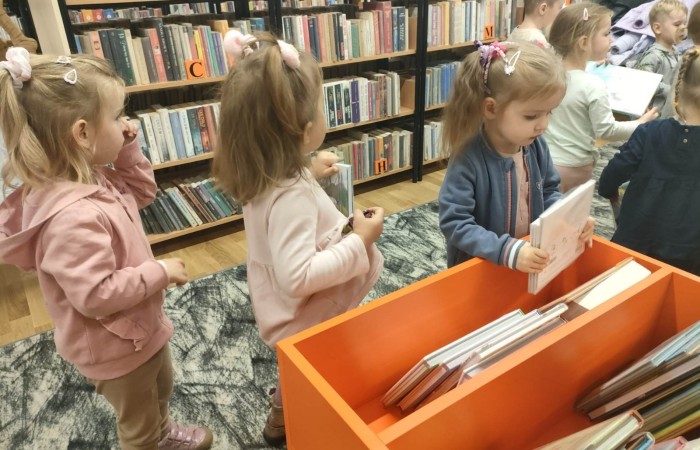 Słoneczka i Tygrysy z wizytą w Gminnego Bibliotece Publicznej
