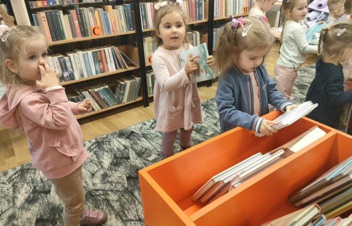 Słoneczka i Tygrysy z wizytą w Gminnego Bibliotece Publicznej