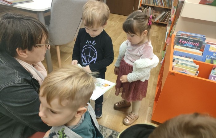 Słoneczka i Tygrysy z wizytą w Gminnego Bibliotece Publicznej