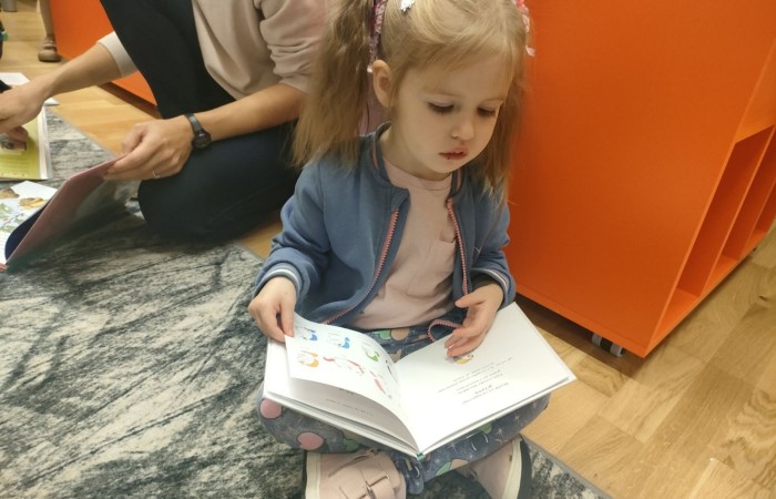 Słoneczka i Tygrysy z wizytą w Gminnego Bibliotece Publicznej