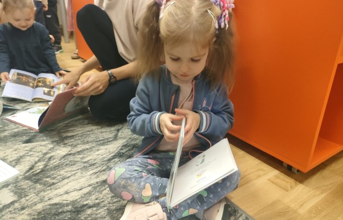 Słoneczka i Tygrysy z wizytą w Gminnego Bibliotece Publicznej