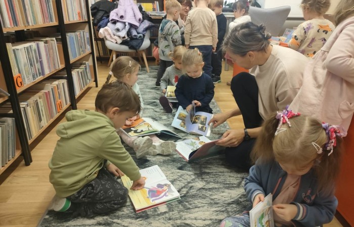 Słoneczka i Tygrysy z wizytą w Gminnego Bibliotece Publicznej