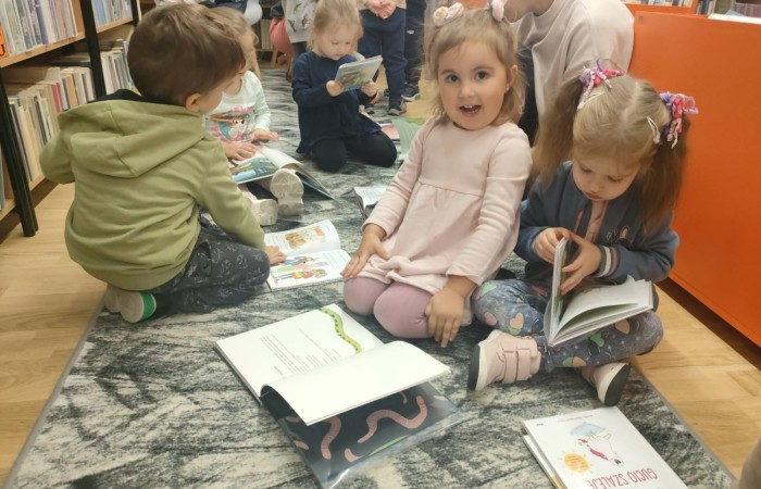 Słoneczka i Tygrysy z wizytą w Gminnego Bibliotece Publicznej