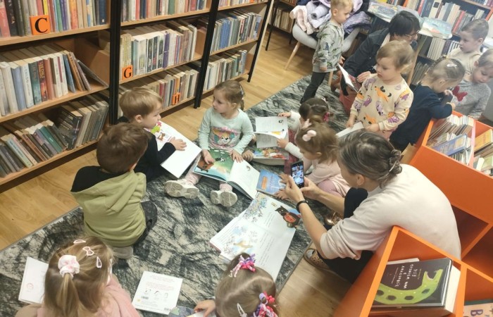 Słoneczka i Tygrysy z wizytą w Gminnego Bibliotece Publicznej