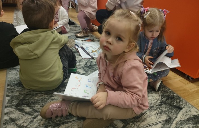 Słoneczka i Tygrysy z wizytą w Gminnego Bibliotece Publicznej