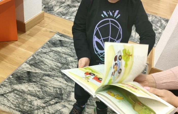 Słoneczka i Tygrysy z wizytą w Gminnego Bibliotece Publicznej