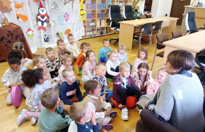 Słoneczka i Tygrysy z wizytą w Gminnego Bibliotece Publicznej