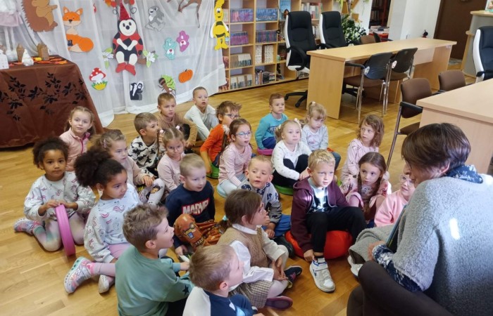 Słoneczka i Tygrysy z wizytą w Gminnego Bibliotece Publicznej