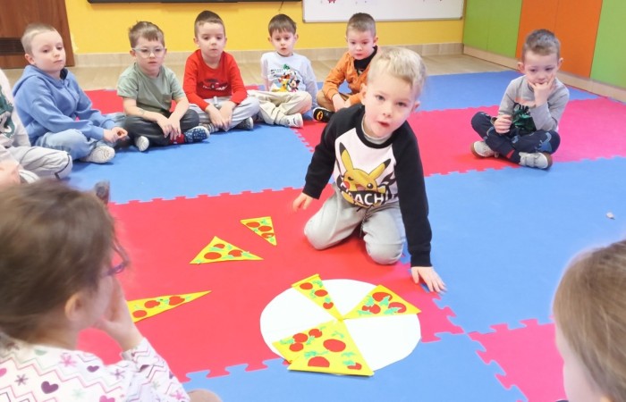 Międzynarodowy Dzień Pizzy - grupa Smerfy
