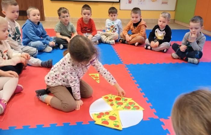 Międzynarodowy Dzień Pizzy - grupa Smerfy