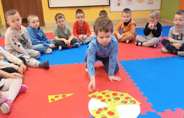 Międzynarodowy Dzień Pizzy - grupa Smerfy