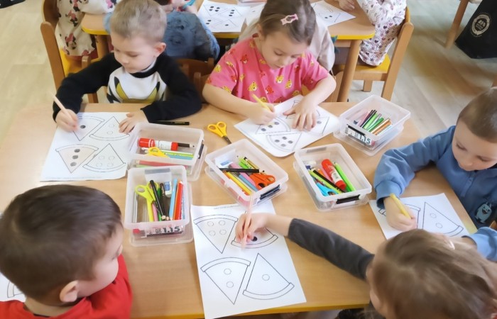 Międzynarodowy Dzień Pizzy - grupa Smerfy