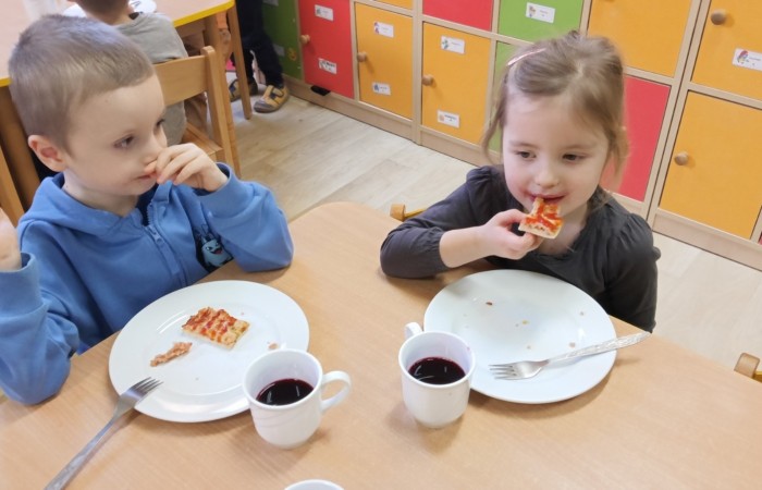 Międzynarodowy Dzień Pizzy - grupa Smerfy