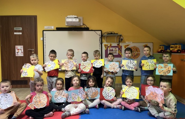 Międzynarodowy Dzień Pizzy - grupa Smerfy